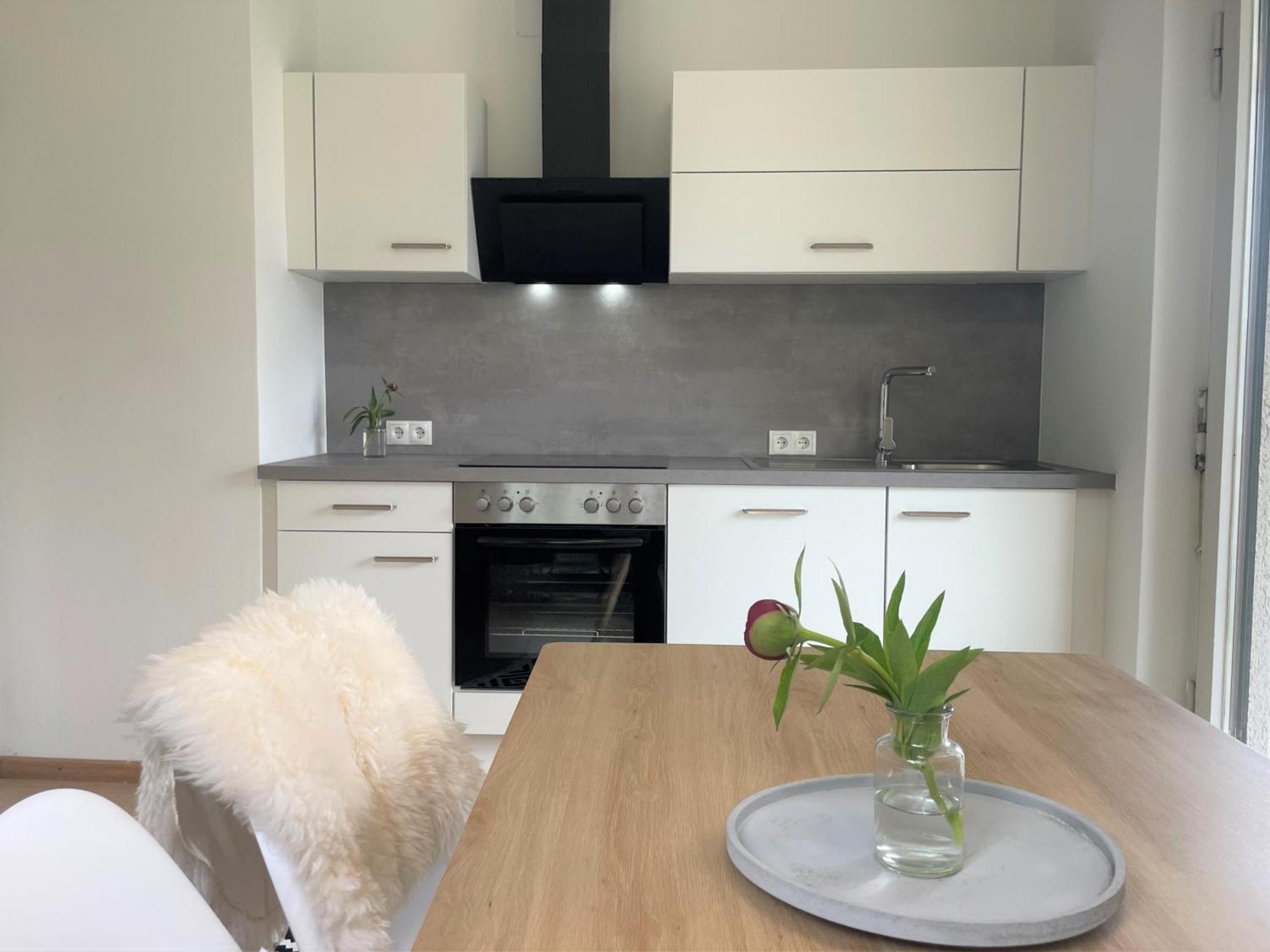Crown Living Design Apartment - 2 Schlafzimmer - Kueche - Gratis Parkplatz - Abstellraum Fuer Fahrraeder/Ski Mader Ngoại thất bức ảnh