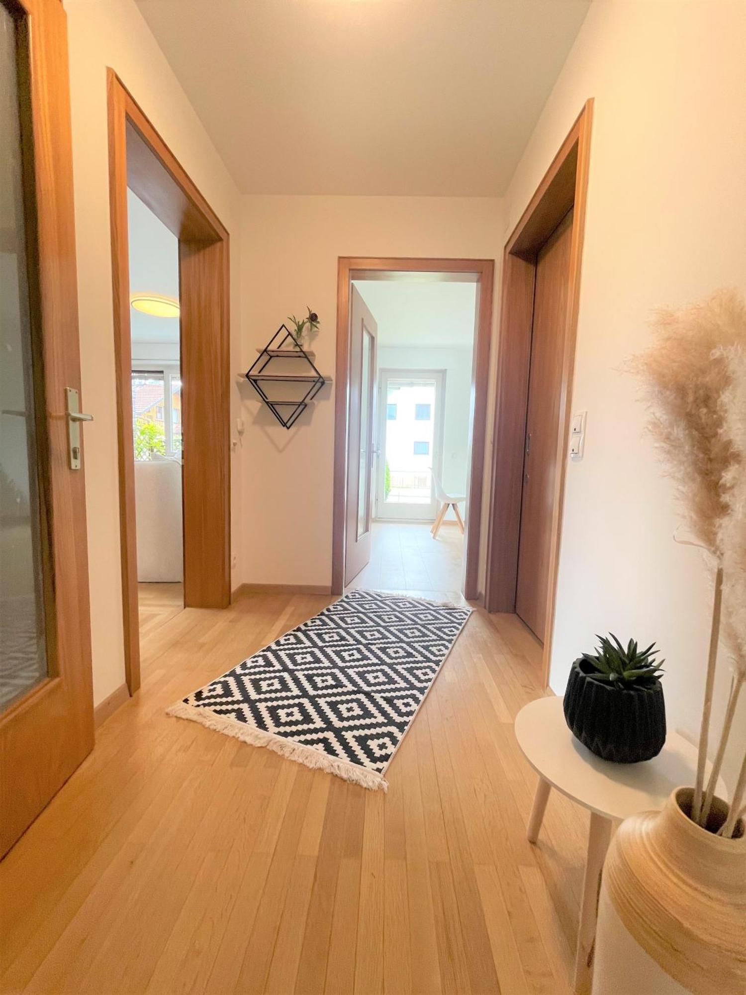 Crown Living Design Apartment - 2 Schlafzimmer - Kueche - Gratis Parkplatz - Abstellraum Fuer Fahrraeder/Ski Mader Ngoại thất bức ảnh