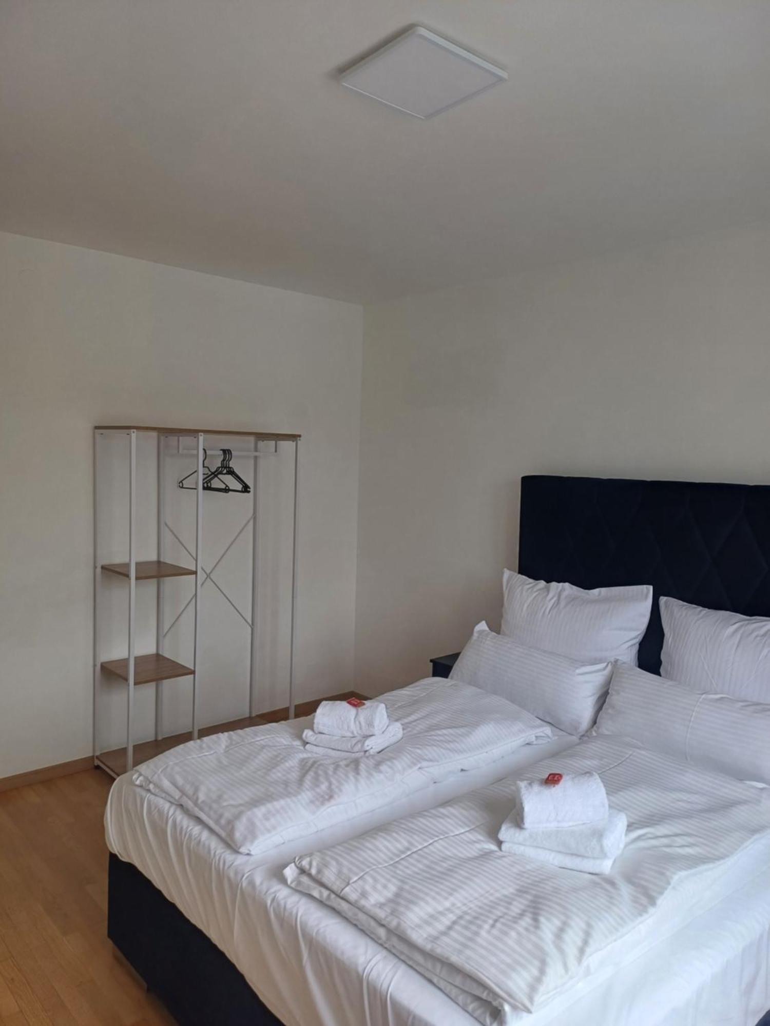 Crown Living Design Apartment - 2 Schlafzimmer - Kueche - Gratis Parkplatz - Abstellraum Fuer Fahrraeder/Ski Mader Ngoại thất bức ảnh